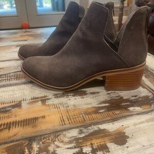 Brown Ankle Boots with V-shaped Cut-outs and Stacked Heel
